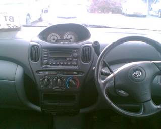 2003 Toyota Platz Pics