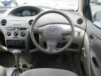 2003 Toyota Platz Pictures