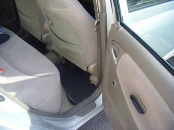 2003 Toyota Platz Photos