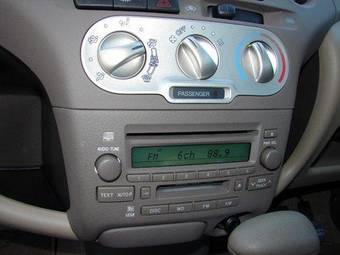 2003 Toyota Platz Photos