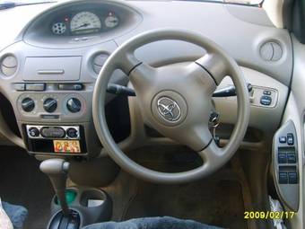 2003 Toyota Platz Pictures