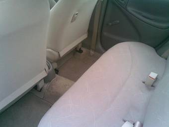 2003 Toyota Platz Pictures