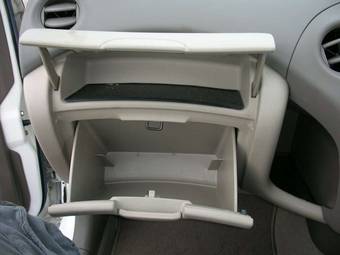 2003 Toyota Platz Pictures