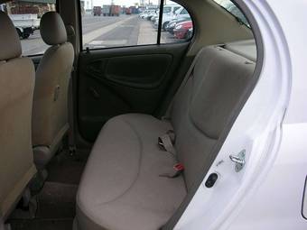 2003 Toyota Platz Pictures