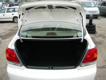 2003 Toyota Platz Pictures