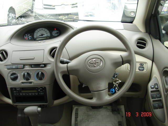 2004 Toyota Platz