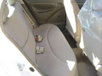 2004 Toyota Platz Images