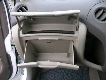 2004 Toyota Platz Photos