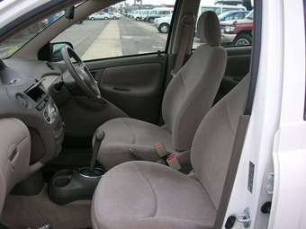 2004 Toyota Platz Photos