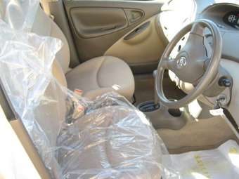 2004 Toyota Platz Pictures