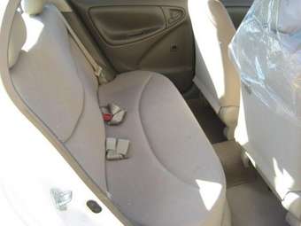 2004 Toyota Platz Pictures