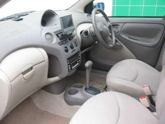 2004 Toyota Platz Photos