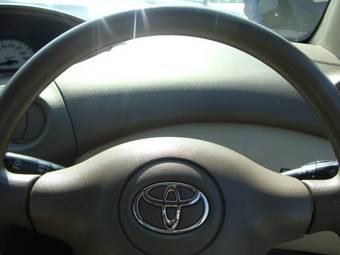 2004 Toyota Platz Pictures