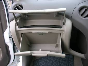 2004 Toyota Platz Pics