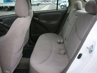 2004 Toyota Platz Images