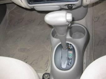 2004 Toyota Platz Photos