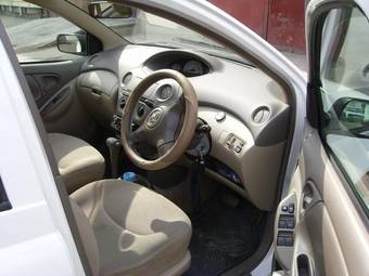 2004 Toyota Platz Photos