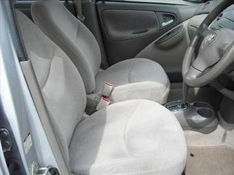 2004 Toyota Platz Photos