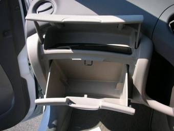 2004 Toyota Platz Pictures