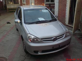 2004 Toyota Platz Photos