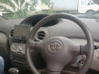 2004 Toyota Platz Photos