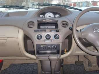 2005 Toyota Platz Photos