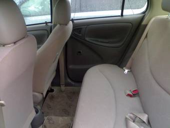 2005 Toyota Platz Photos