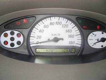 2005 Toyota Platz Pictures