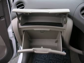 2005 Toyota Platz Photos