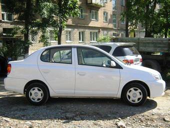 2005 Toyota Platz Pictures