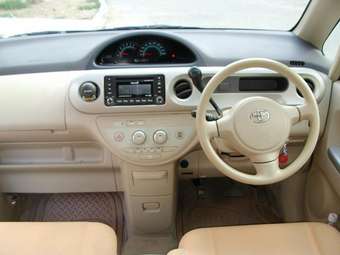 2004 Toyota Porte Pictures