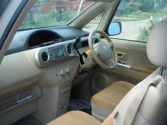 2004 Toyota Porte Pictures