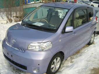 2004 Toyota Porte Photos