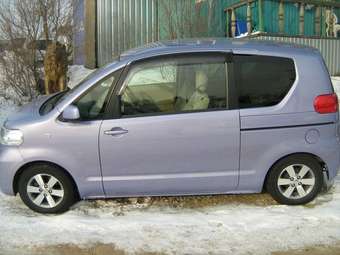 2004 Toyota Porte Pictures