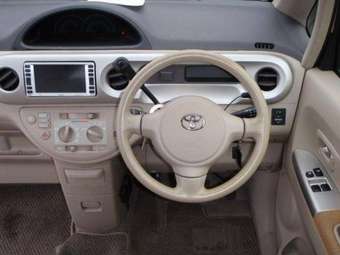 2004 Toyota Porte Pictures