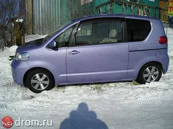 2004 Toyota Porte Images