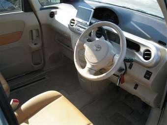 2004 Toyota Porte Images