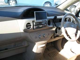 2004 Toyota Porte Pictures