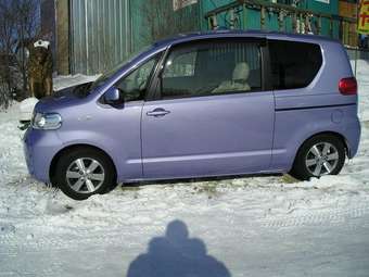 2004 Toyota Porte Photos
