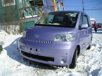 2004 Toyota Porte Pictures