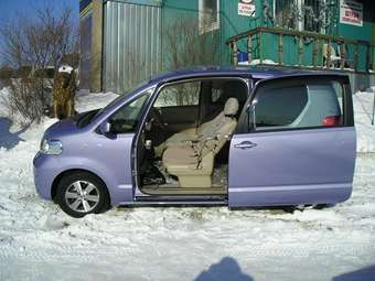 2004 Toyota Porte Photos
