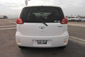2004 Toyota Porte Pictures