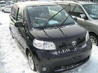 2004 Toyota Porte Pictures