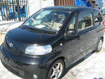 2004 Toyota Porte Images