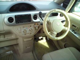 2004 Toyota Porte Images