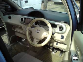 2004 Toyota Porte Pictures