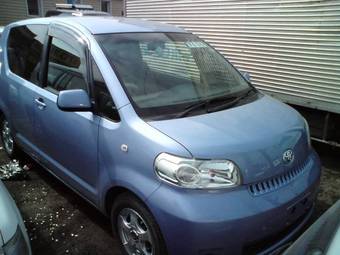 2004 Toyota Porte Pictures
