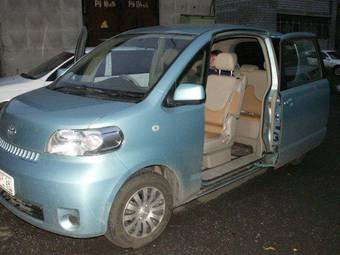 2004 Toyota Porte Pictures