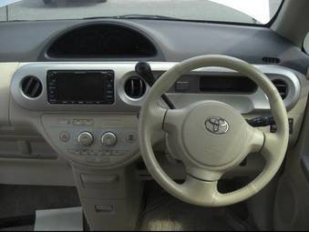 2004 Toyota Porte Pictures