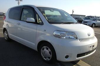 2004 Toyota Porte Photos
